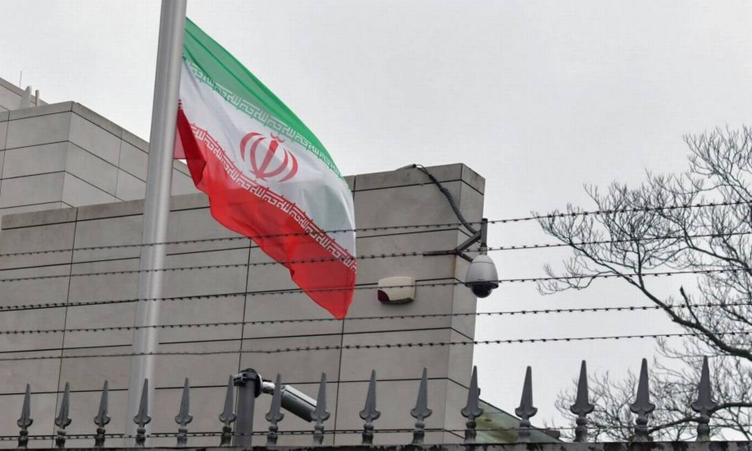 Bandeira do Irã a meio mastro na embaixada do país em Berlim Foto: PAUL ZINKEN / AFP