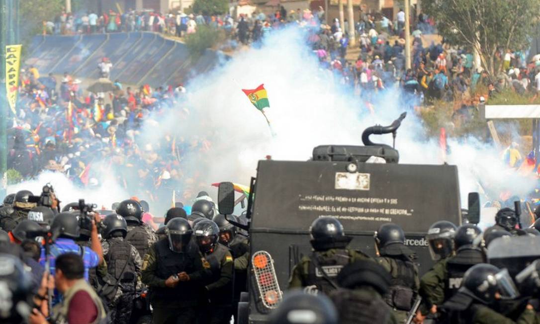 Confronto entre apoiadores do ex-presidente Evo Morales e a polícia de choque em La Paz, no dia 15 de novembro Foto: STR / AFP 15-11-19