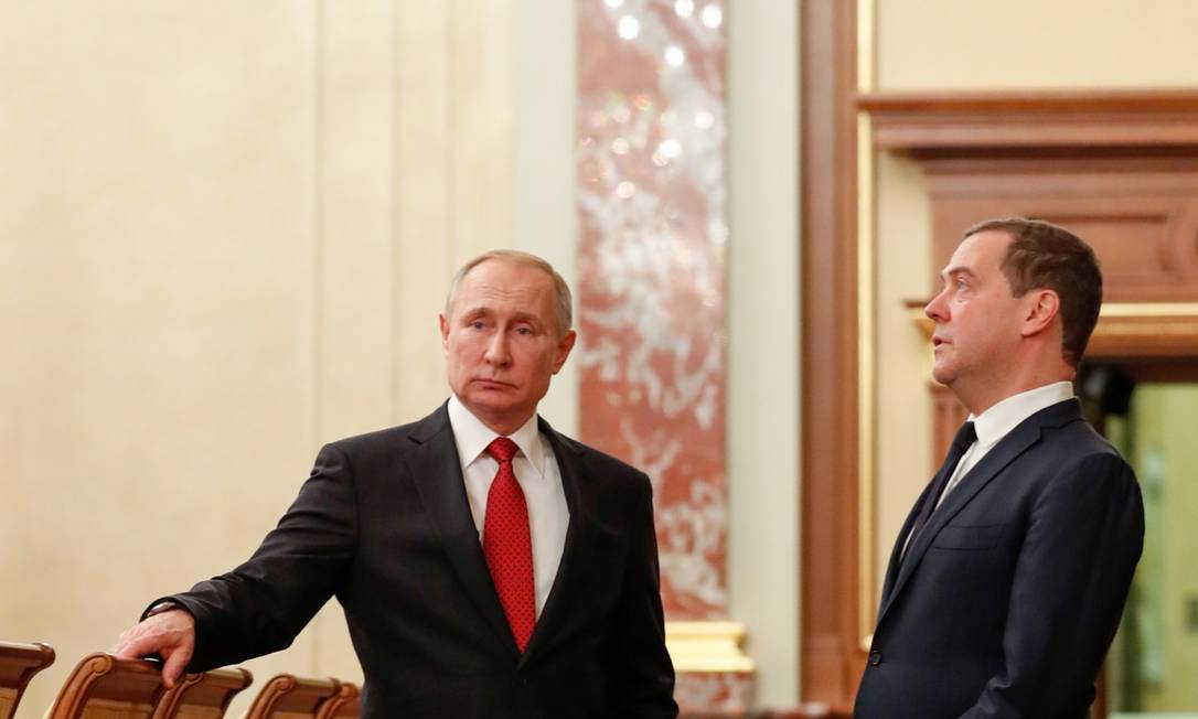 Putin e Medvedev, que anunciou sua renúncia nesta quarta-feira Foto: DMITRY ASTAKHOV / AFP