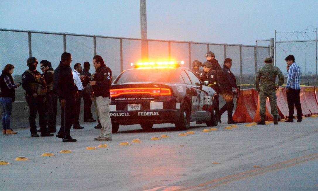 Policiais em uma ponte entre a cidade de Reynosa, no México, de Pharr, no Texas Foto: Stringer . / REUTERS 8-1-20