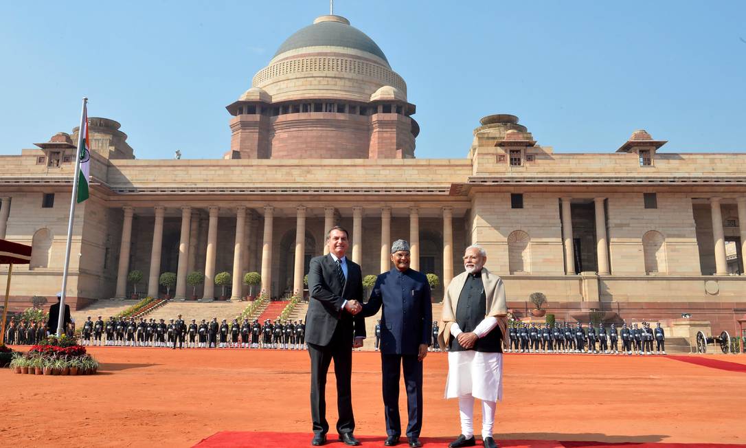 Bolsonaro com o president indiano, Ram Nath Kovind (no centro), e o premier Narendra Modi, no palácio presidencial em Déli Foto: Presidência da Índia / AFP
