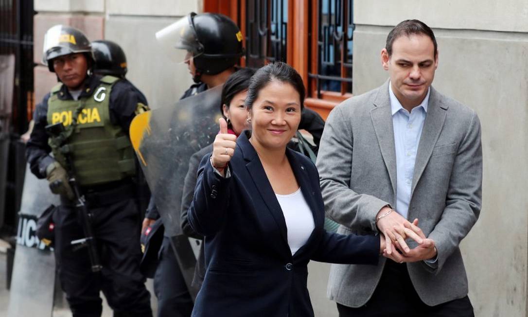 FILE PHOTO: Keiko Fujimori, daughter of former president Alberto Fujimori and leader of the opposition in Peru, accompanied by her husband Mark Vito arrives to court as part of an investigation into money laundering, in Lima, Peru October 24, 2018. REUTERS/Mariana Bazo/File Photo Foto: Mariana Bazo / REUTERS