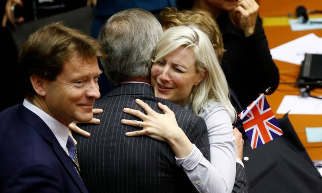 O líder do Partido do Brexit, Nigel Farage, pe abraçado pela deputada finlandesa Laura Huhtasaari após a sessão no Parlamento Europeu em Bruxelas Foto: FRANCOIS LENOIR / REUTERS