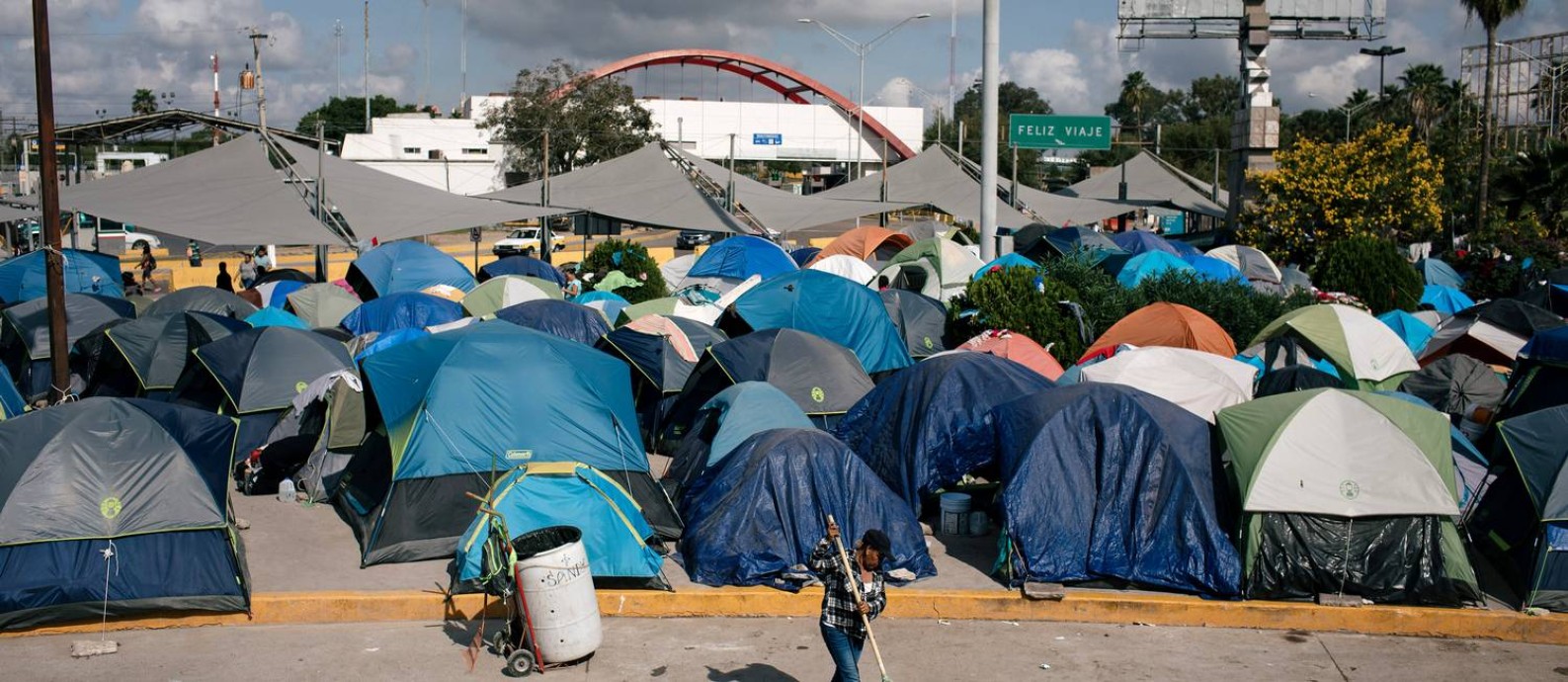 Acampamento improvisado de migrantes em Matamoros, no México Foto: ALYSSA SCHUKAR / NYT