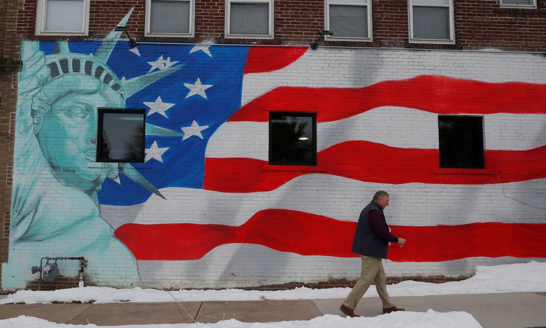 Mural no Lar de Veteranos de de Marshalltown, no estado de Iowa, que abre a disputa interna democrata nesta segunda Foto: BRIAN SNYDER / REUTERS