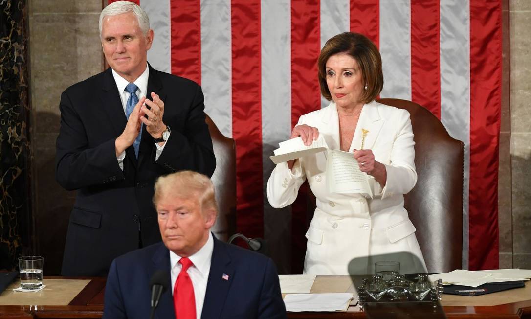 O vice-presidente dos EUA Mike Pence aplaude, enquanto Nancy Pelosi rasga uma cópia do discurso de Donald Trump durante o Estado da União Foto: MANDEL NGAN / AFP