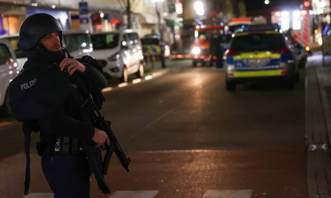 Policial fecha rua em Hanau, perto de Frankfurt Foto: KAI PFAFFENBACH / REUTERS