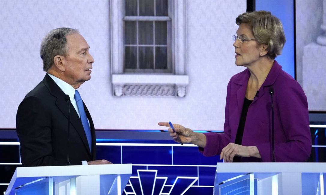 O ex-prefeito de Nova York, Michael Bloomberg, conversa com a senadora Elizabeth Warren durante o debate democrata na última quarta-feira Foto: MIKE BLAKE / REUTERS