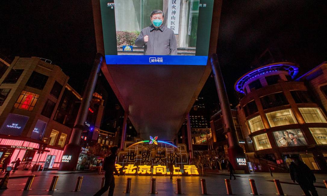 Uma televisão em Wuhan mostra uma mensagem do presidente chinês Xi Jinping Foto: THOMAS PETER / REUTERS