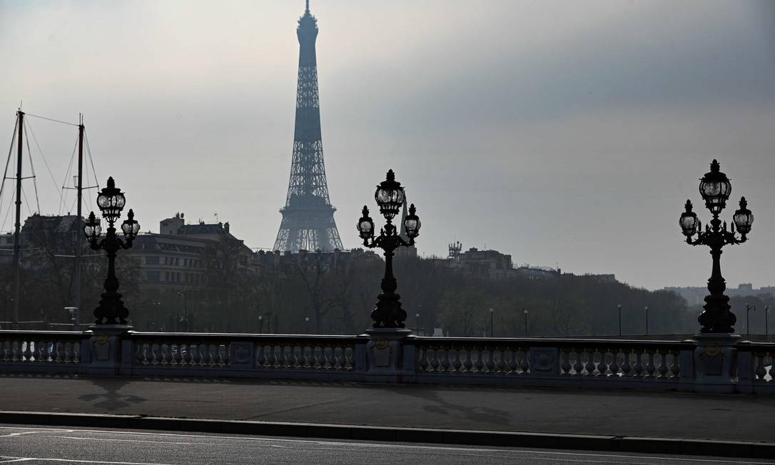 Paris se tranca: presidente francês Emmanuel Macron deixou reformas em suspenso e afirmou que se deve confiar no Estado Foto: BERTRAND GUAY / AFP