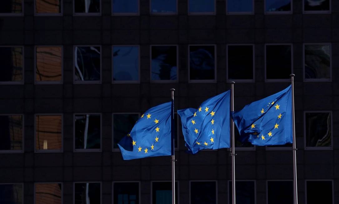Bandeiras da União Europeia em Bruxelas Foto: Yves Herman / REUTERS