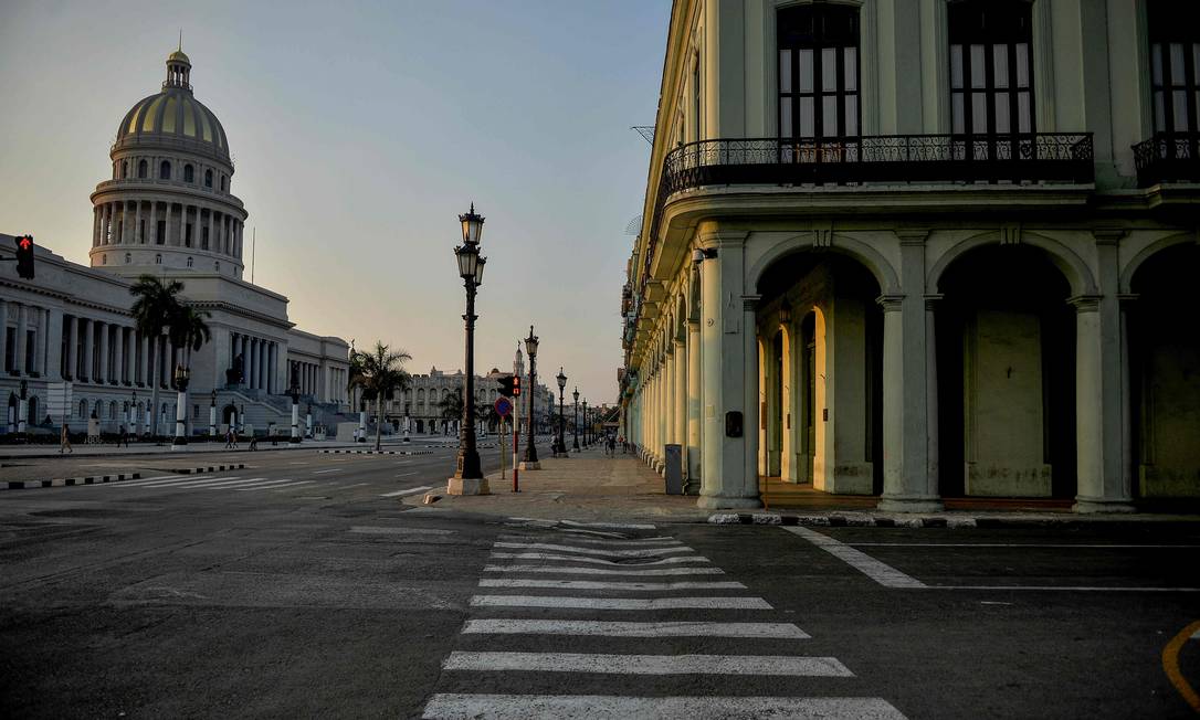 Ruas de Havana, em Cuba, seguem desertas Foto: YAMIL LAGE / AFP
