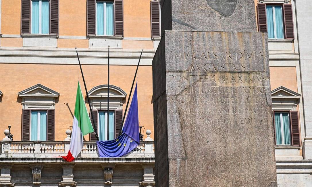 Bandeiras da Itália e da União Europeia a meio mastro no Parlamento em Roma Foto: ANDREAS SOLARO / AFP
