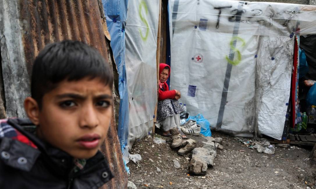 Um campo de refugiados e migrantes na ilha de Lesbos, na Grécia Foto: ELIAS MARCOU / REUTERS