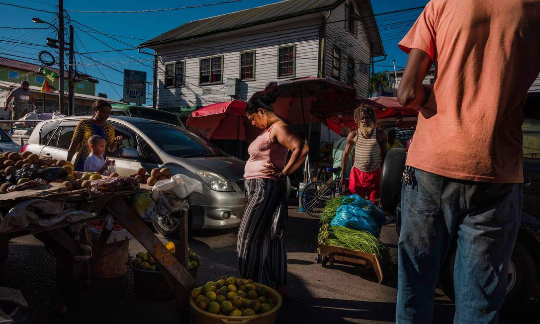 Um mercado movimentado em Georgetown, a capital da Guiana Foto: ADRIANA LOUREIRO FERNANDEZ / NYT 3-3-20