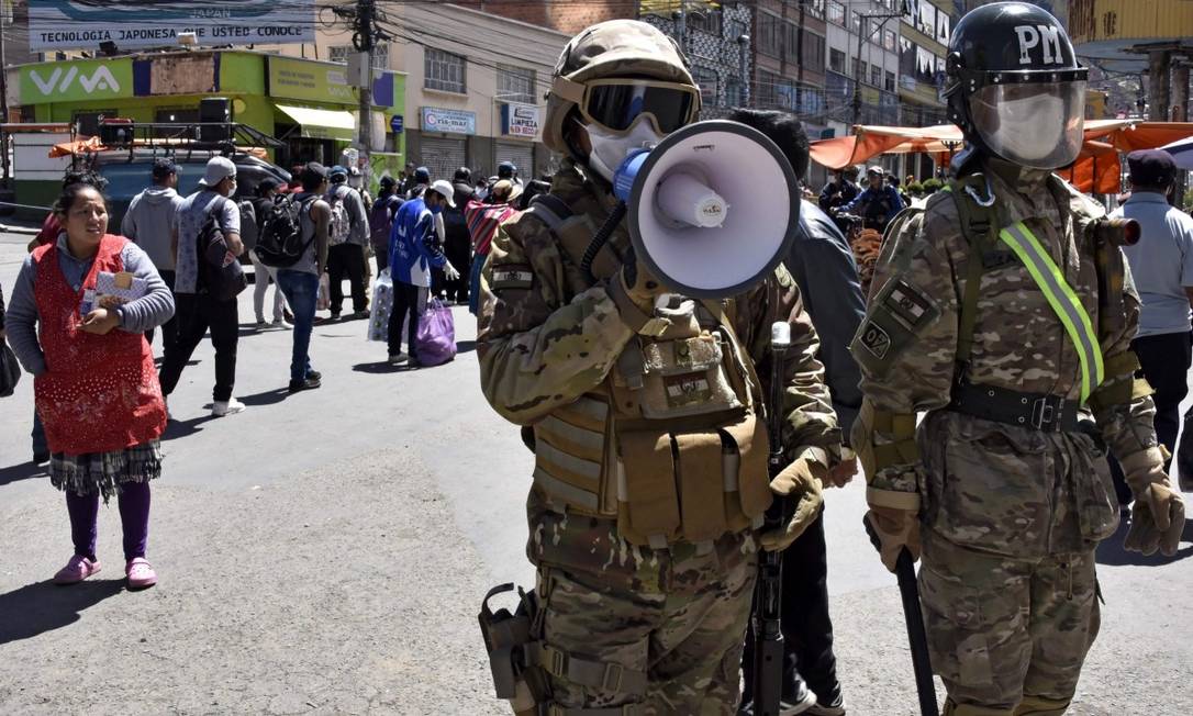 Um militar usa um megafone para mandar as pessoas para casa em El Alto, perto de La Paz Foto: AIZAR RALDES / AFP