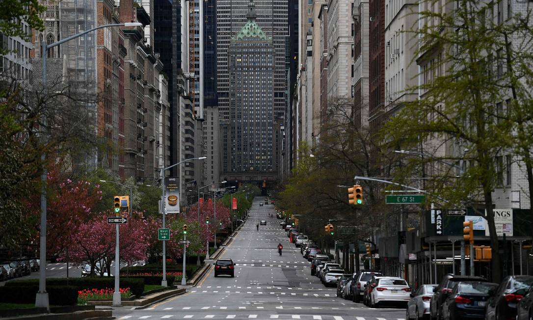 A Park Avenue, em Nova York, deserta na última sexta-feira Foto: JOHANNES EISELE / AFP