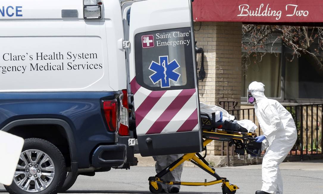 Paciente é levado para ambulância, em Andover Foto: STEFAN JEREMIAH / REUTERS