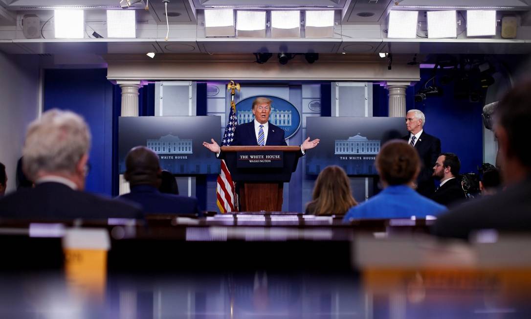 O pesidente dos Estados Unidos, Donald Trump, em entrevista diária sobre o coronavírus na Casa Branca Foto: ALEXANDER DRAGO / REUTERS