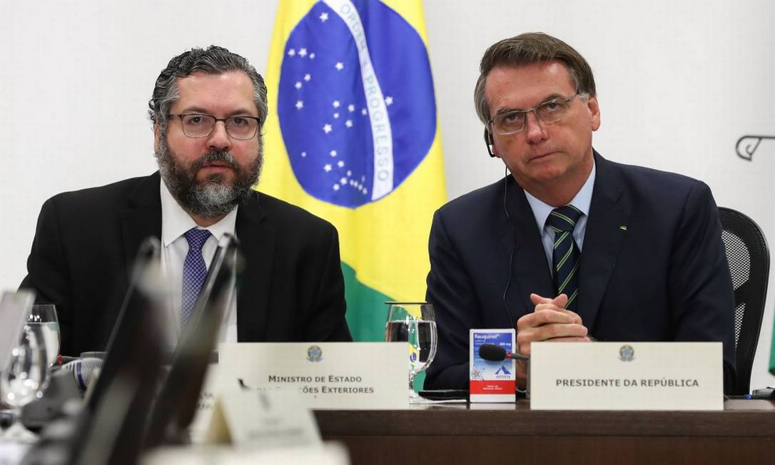 O ministro Ernesto Araújo e o presidente Jair Bolsonaro Foto: Marcos Corrêa / AFP