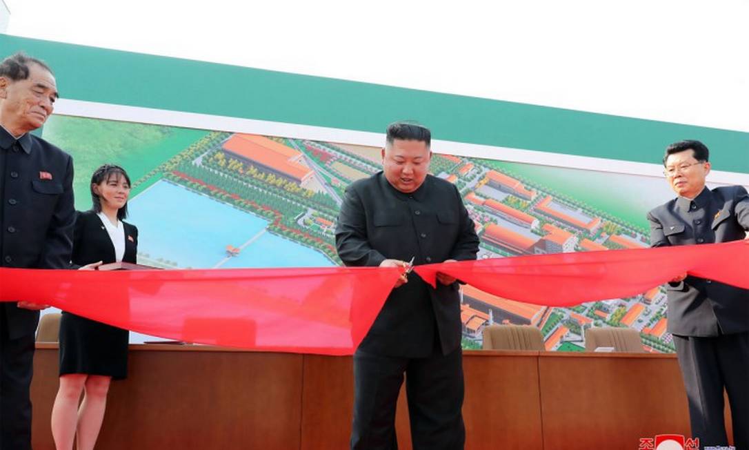 Foto divulgada pela mídia estatal norte-coreana mostra Kim Jong-un cortando a fita de inauguração de uma fábrica Foto: STR / AFP