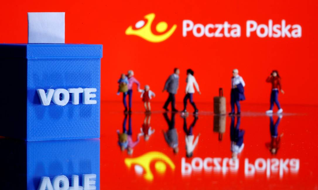 Uma propaganda da eleição presidencial que acaba de ser cancelada na Polônia Foto: Dado Ruvic / REUTERS