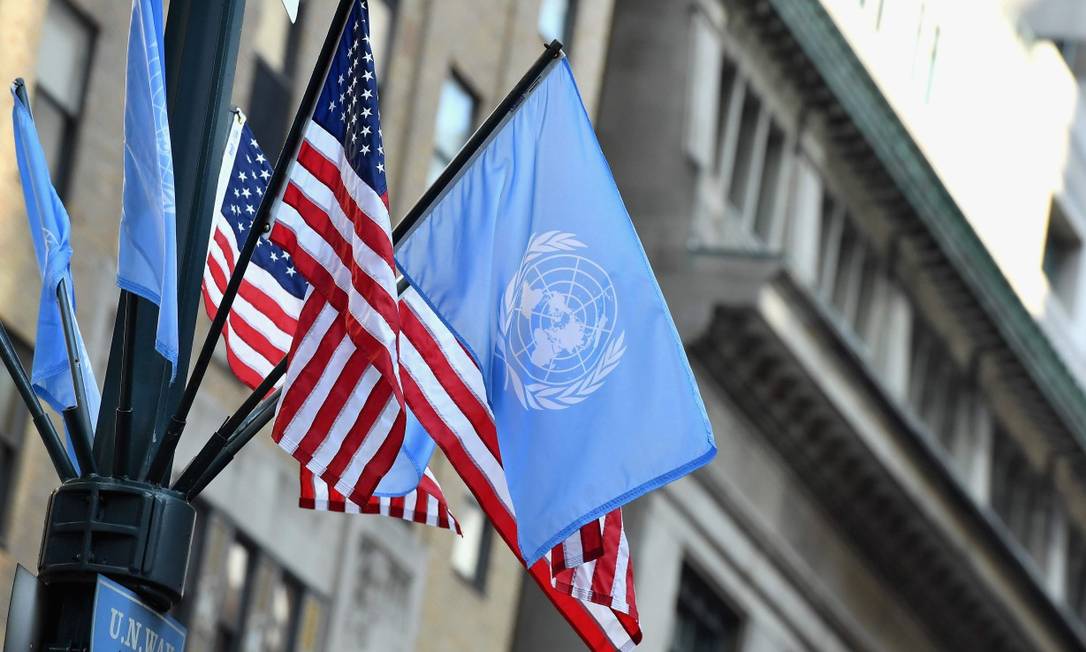 Bandeiras da ONU e dos EUA na sede da organização em Nova York Foto: ANGELA WEISS / AFP