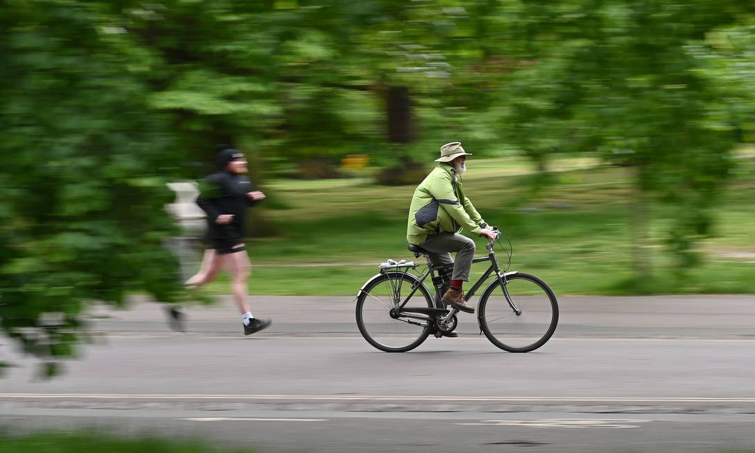 Ciclista atravessa parque de Greenwich, no sudeste de Londres: setor de bicicletas teve aumento considerável de vendas Foto: GLYN KIRK / AFP