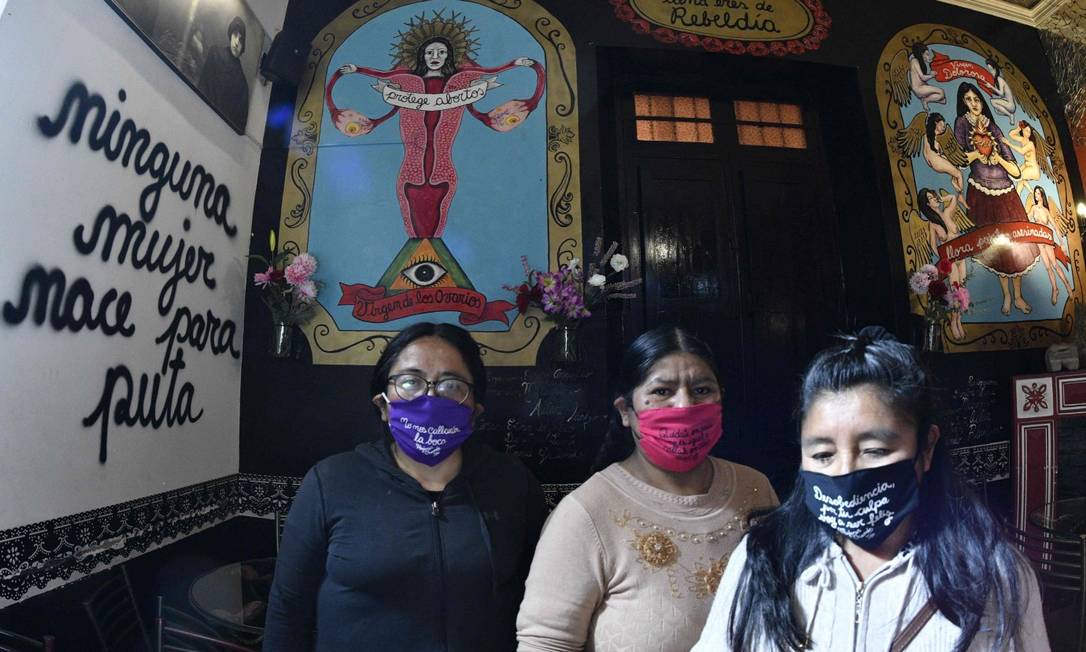 Mulheres do grupo feminista boliviano "Mujeres Creando" com máscaras que carregam mensagens Foto: AIZAR RALDES / AFP
