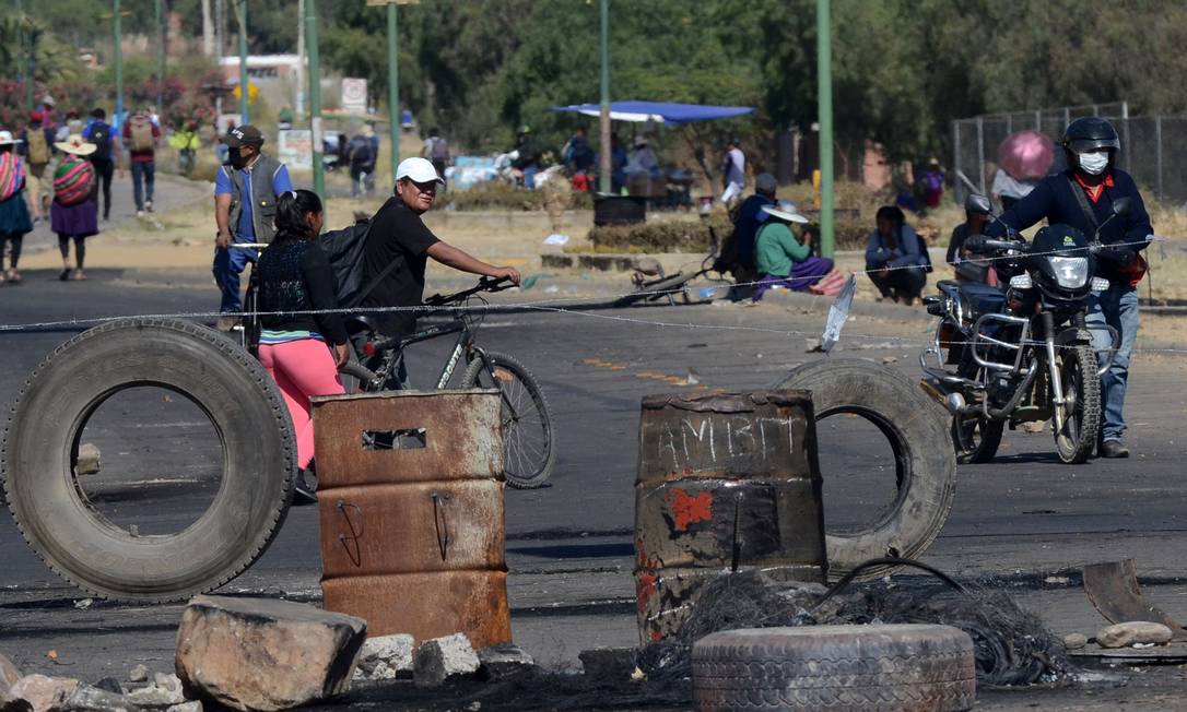 Apoiadores de Evo Morales bloqueiam rua em Cochabamba Foto: STR / AFP