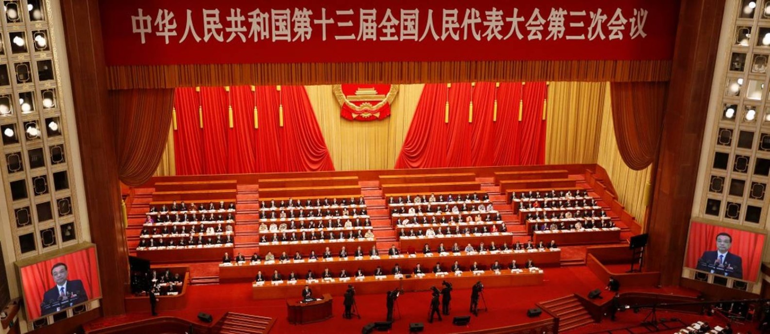 O premier chinês Li Keqiang discursa na abertura do Congresso Nacional do Povo, que acontece com dois meses de atraso devido à pandemia Foto: CARLOS GARCIA RAWLINS / REUTERS