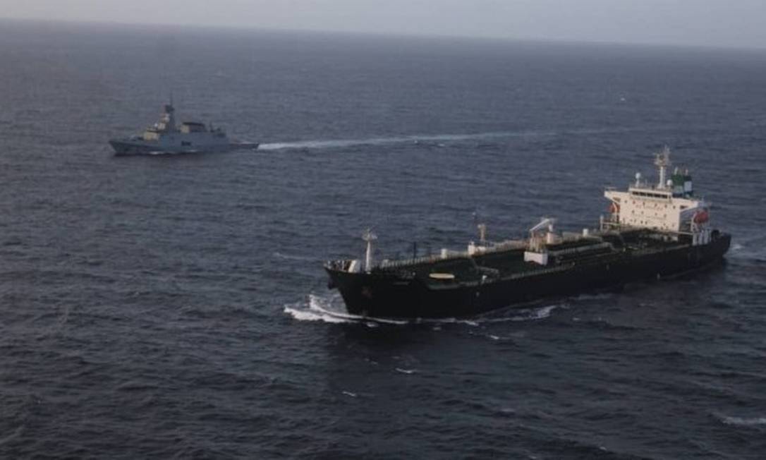 Navio iraniano escoltado por embarcação venezuelana em maio de 2020, outra ocasião em que países fizeram transações no setor de petróleo Foto: Marinha da Venezuela/Reprodução