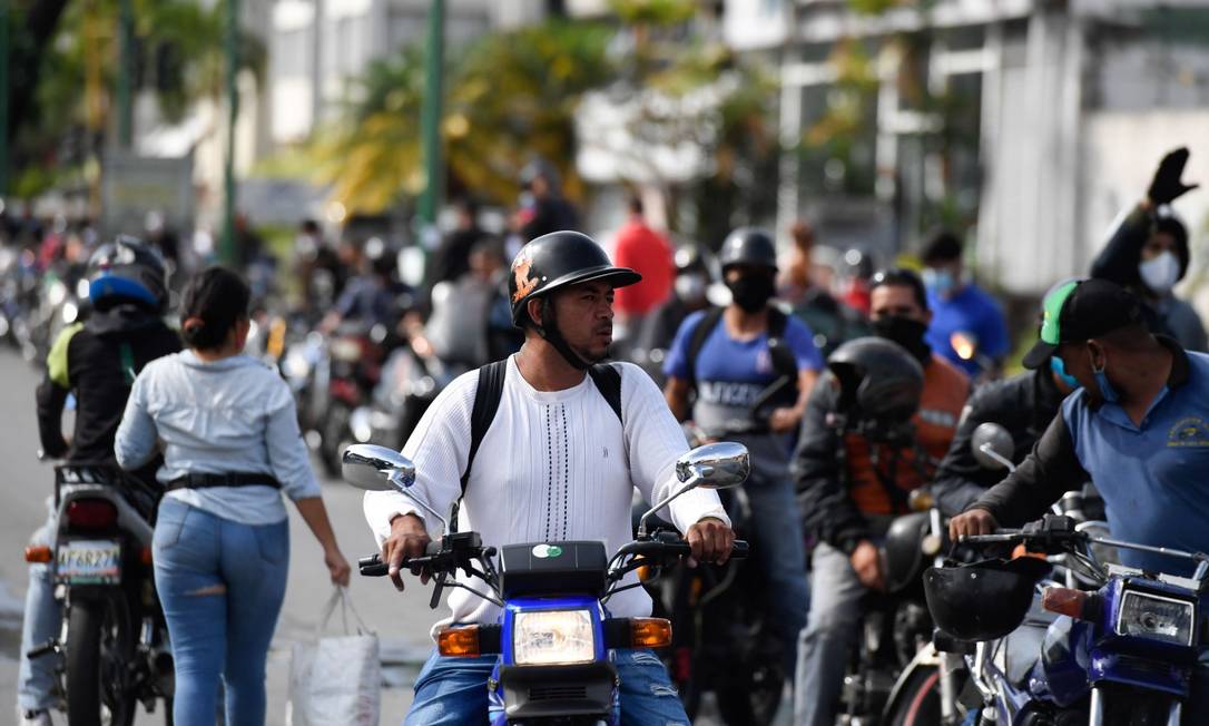 Motoqueiros em uma fila para reabastecer em um posto de Caracas nesta segunda-feira Foto: FEDERICO PARRA / AFP
