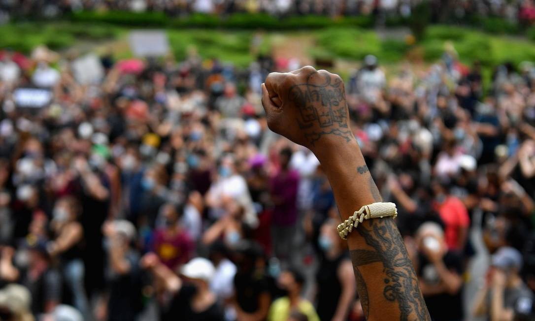 Manifestantes erguem os punhos em uma manifestação do "Black Lives Matter" em Nova York na última sexta-feira Foto: ANGELA WEISS / AFP