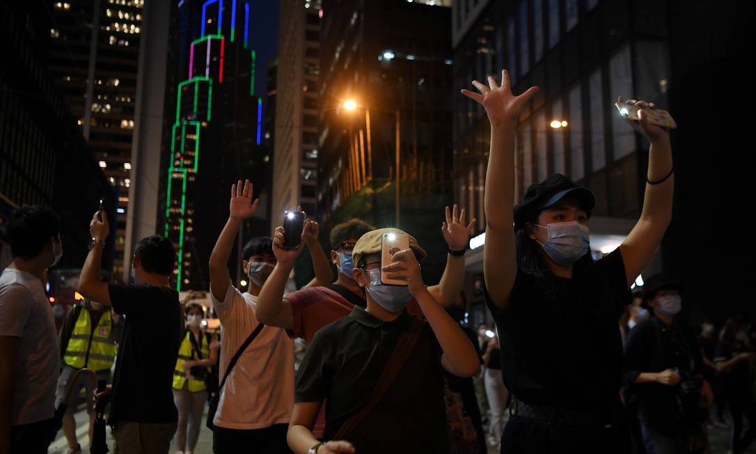 Manifestantes marcham no primeiro aniversário dos protestos maciços na cidade Foto: LAUREL CHOR / REUTERS