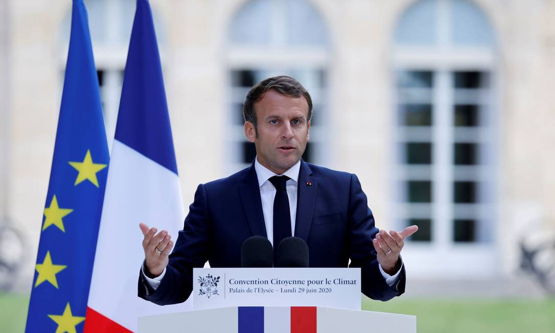 O presidente francês Emmanuel Macron discursa para os 150 membros da Convenção dos Cidadãos sobre Mudanças Climáticas no Palácio do Eliseu Foto: CHRISTIAN HARTMANN / AFP
