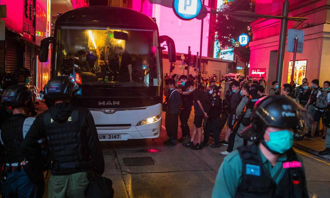 Manifestantes são detidos em Hong Kong na quarta-feira, em protesto no dia do aniversário de 23 anos da devolução da ilha Foto: DALE DE LA REY / AFP