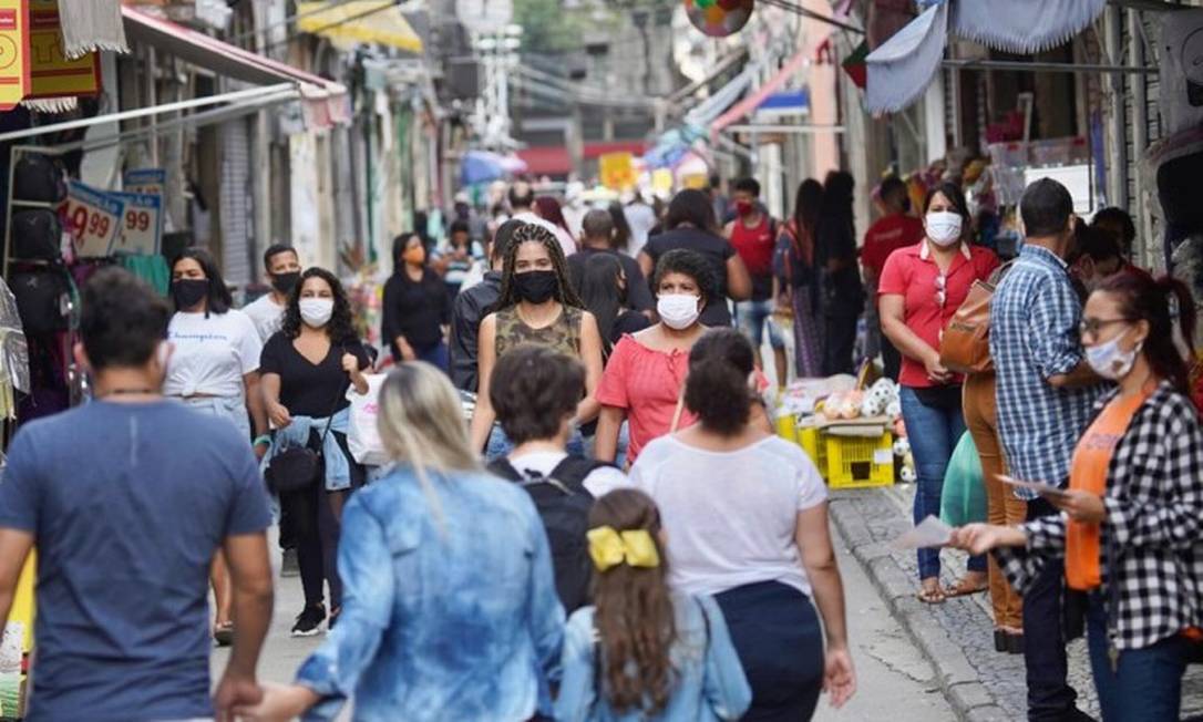 Multidão caminha pelo Saara, pólo de comércio popular no Rio, sem seguir regras de distanciamento Foto: MARCOS SERRA LIMA / Agência O Globo