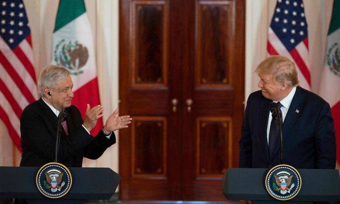 López Obrador aplaude um sorridente Donad Trump na Casa Branca Foto: JIM WATSON / AFP