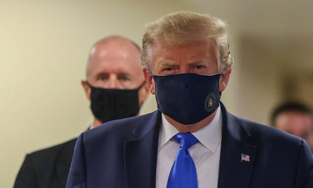 O presidente dos Estados Unidos, Donald Trump, usa máscara durante visita em um hospital em Bethesda, Maryland Foto: TASOS KATOPODIS / REUTERS