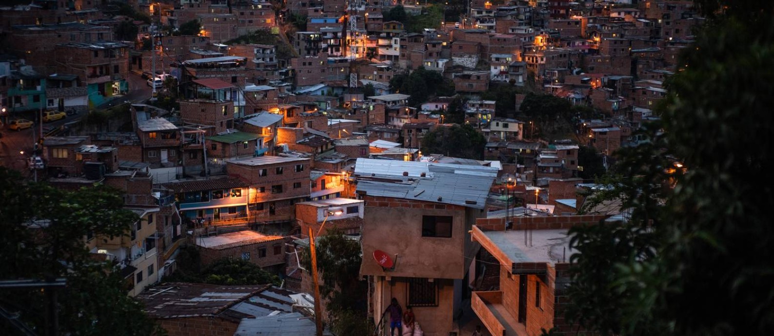 Favela ao entardecer em Medellín, Colômbia: Depois de duas décadas de avanços, desigualdade cresceu para o índice mais alto já registrado no continente Foto: FEDERICO RIOS / NYT