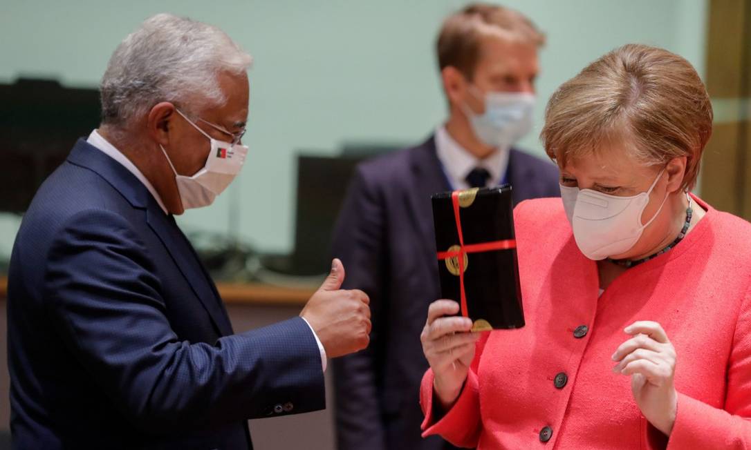 O primeiro-ministro de Portugal, António Costa, e a chanceler da Alemanha, Angela Merkel, fizeram aniversário e trocaram presentes Foto: STEPHANIE LECOCQ / AFP