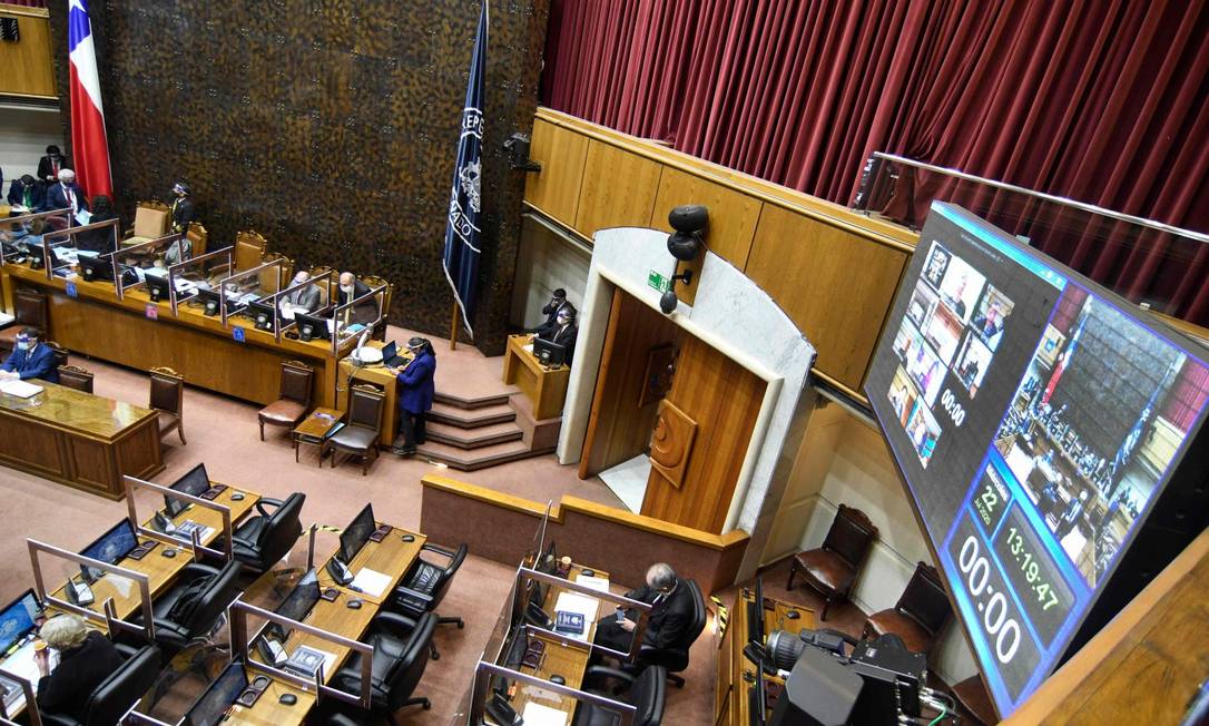 Senado do Chile, em Valparaíso, durante a votação na tarde desta quarta-feira: alguns deputados participaram por vídeoconferência e outros presencialmente Foto: FRANCESCO DEGASPERI / AFP