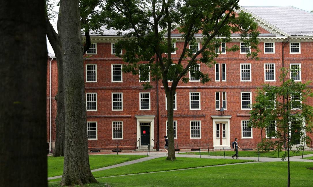Jardim da Universidade Harvard, um dos centros universitários de excelência que processaram o governo Trump após a sua decisão anterior que proibia a entrada de estudantes nos EUA Foto: Maddie Meyer / AFP