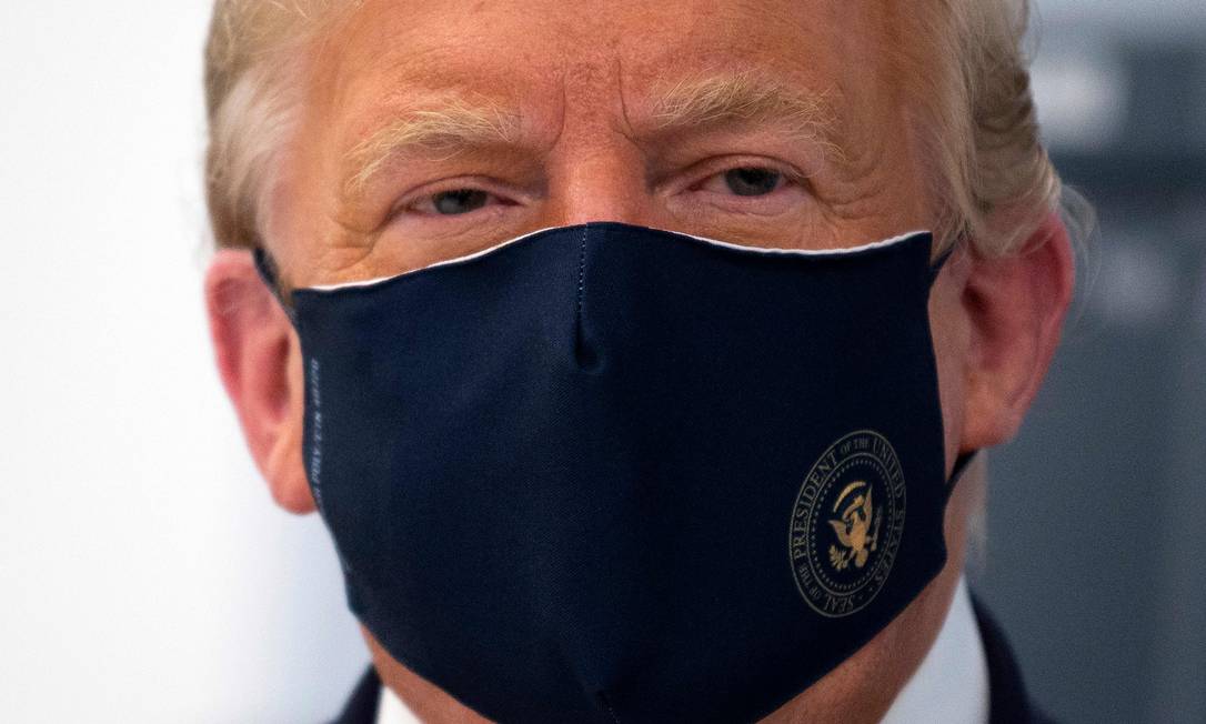 Trump, de máscara em evento público: presidente dos EUA compartilha vídeo de site de extrema direita com desinformação sobre o novo coronavírus Foto: JIM WATSON / AFP