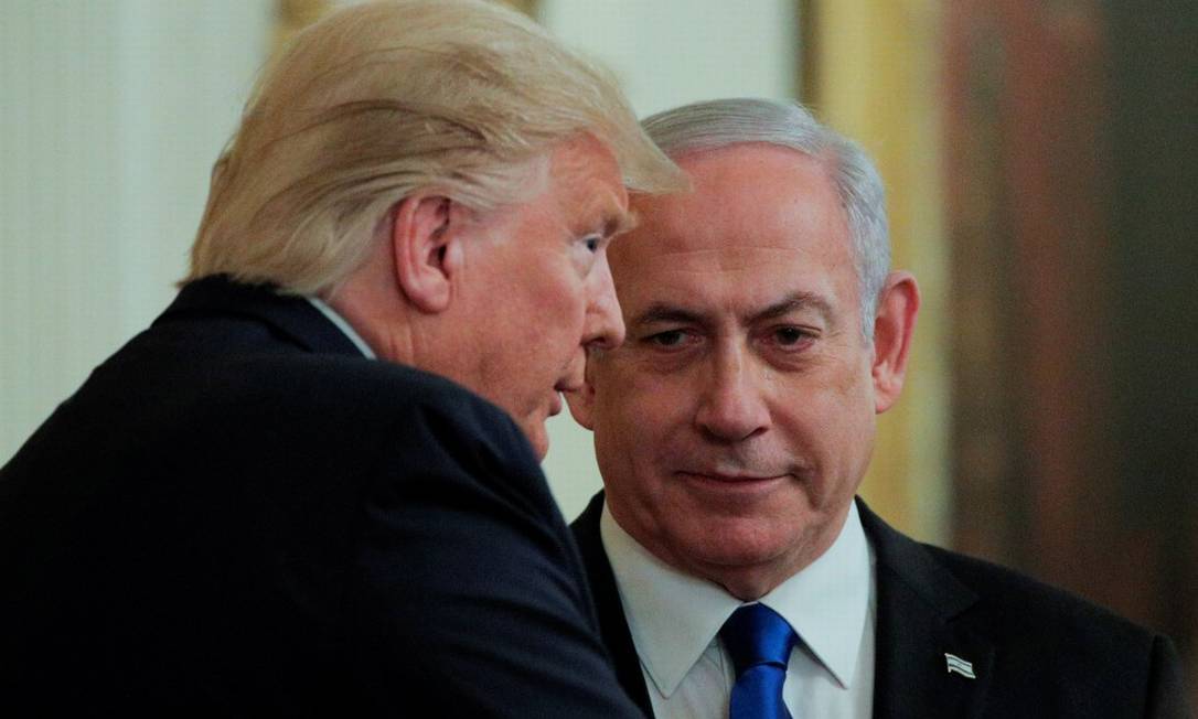 O presidente dos EUA, Donald Trump, e o premier de Israel, Benjamin Netanyahu, em um encontro em janeiro de 2020 Foto: Brendan McDermid / REUTERS