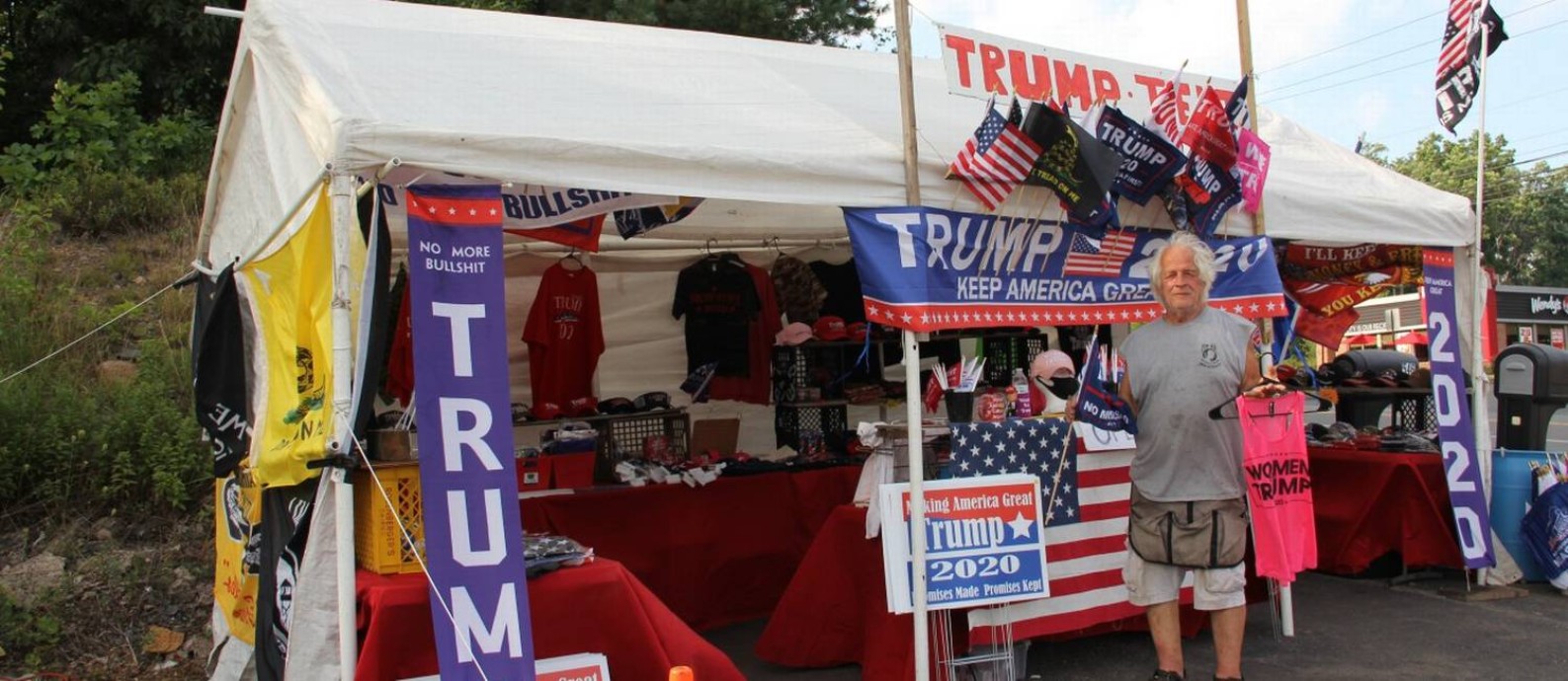 Barraca de lembranças de Trump do veterano Dan Kintner: itens mais vendidos são os bonés vermelhos, adesivos e camisetas Foto: Paola De Orte
