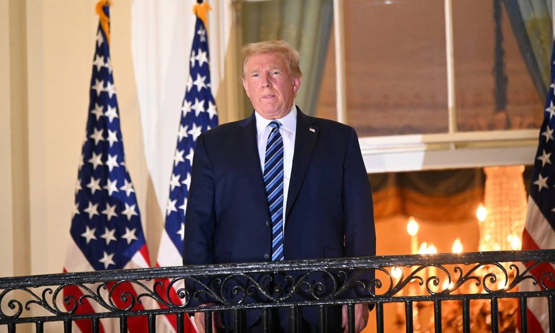 Apesar de ter uma infecção ativa, Trump posa para fotografias sem máscara da varanda da Casa Branca Foto: ERIN SCOTT / REUTERS