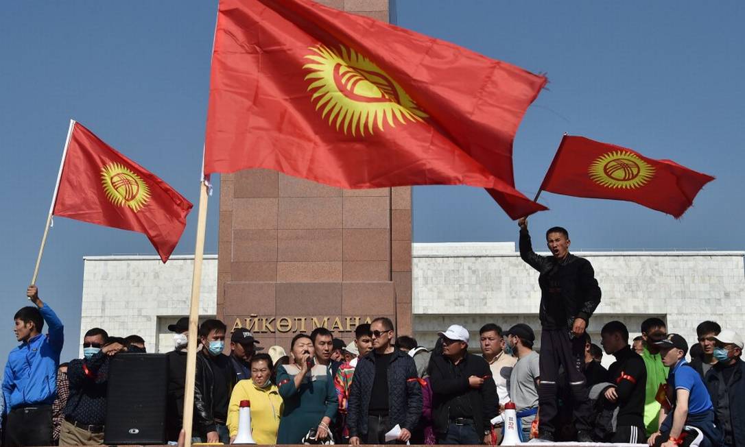 Quirguizes protestam contra resultado de eleição parlamentar em Bisqueque Foto: VYACHESLAV OSELEDKO / AFP
