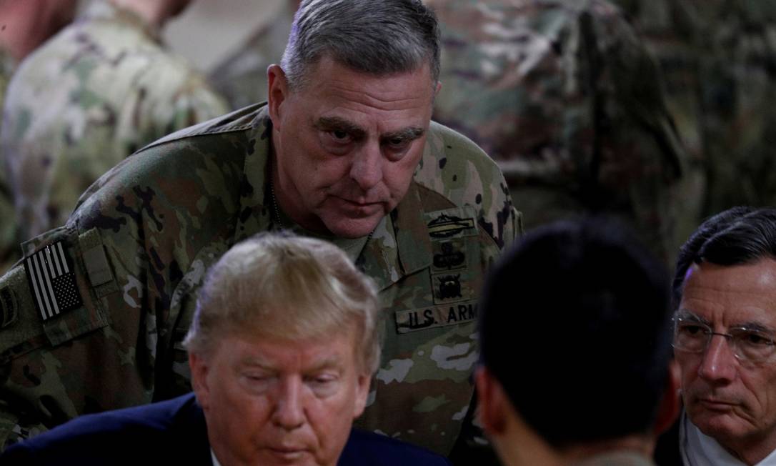 O general Mark Milley,chefe do Estado Maior dos EUA, em uma fotografia ao lado de Donald Trump em novembro de 2019 Foto: Tom Brenner / REUTERS